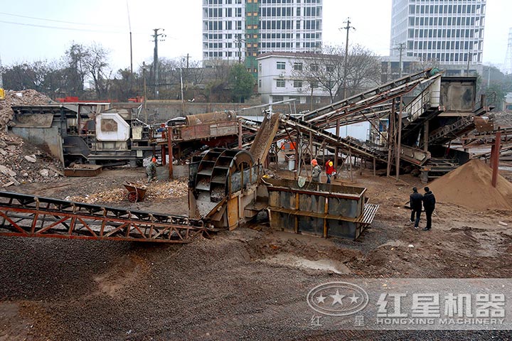 小型粉碎建筑垃圾的機器現場